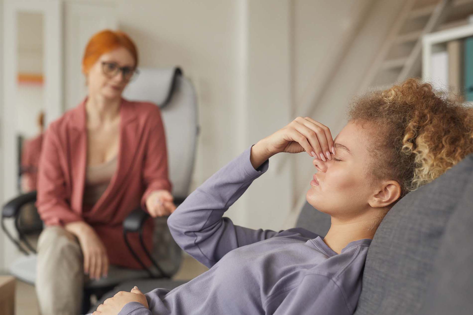 woman-visiting-psychology-therapy-GS9GMYE-r.jpg